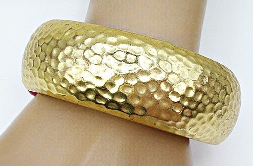 Vintage Clamper Bracelet Golden Hammered Hot Pink Lucite