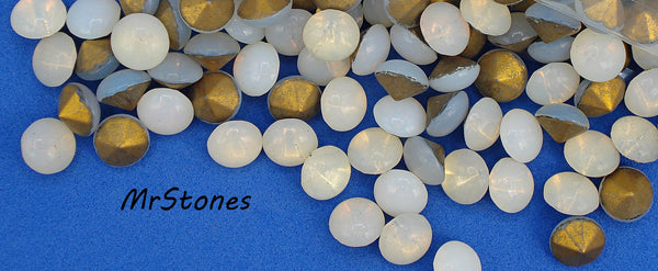8.2mm (3189) (39ss-40ss) White Opal Round Buff Top Doublet