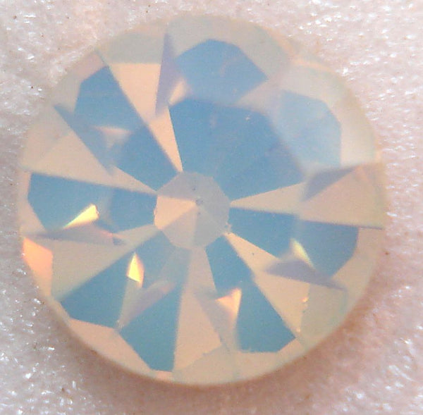 8.2-8.4MM (39SS) (1100) WHITE OPAL ROUNDS