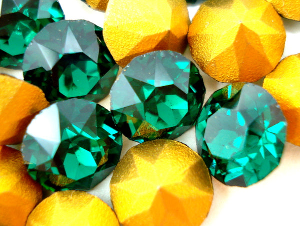 7.7-7.9mm (1200) (37ss) Emerald Dentelle Round Chaton